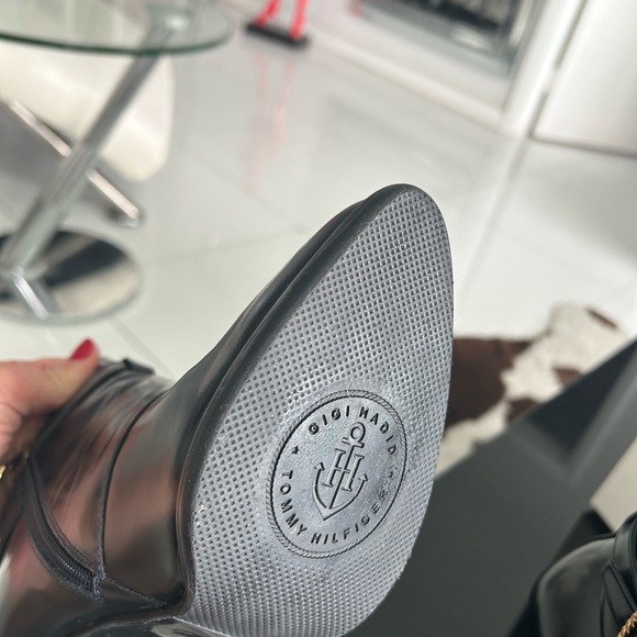 Gigi Hadid -Tommy Hilfiger buckles ankles boots - Picture 7 of 12